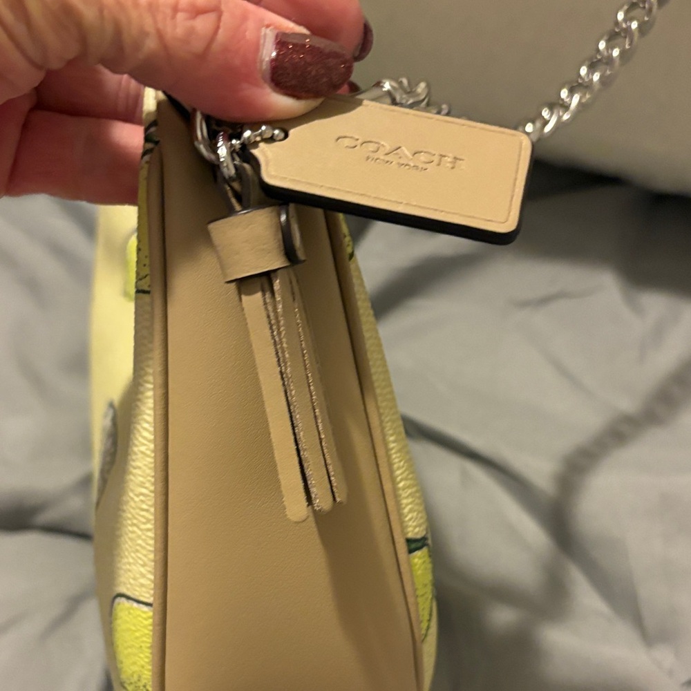 Nwt Coach Lemon 🍋 Print Handle/Crossbody w/Silver & Card Holder. PRICE IS FIRM ! - Picture 2 of 11